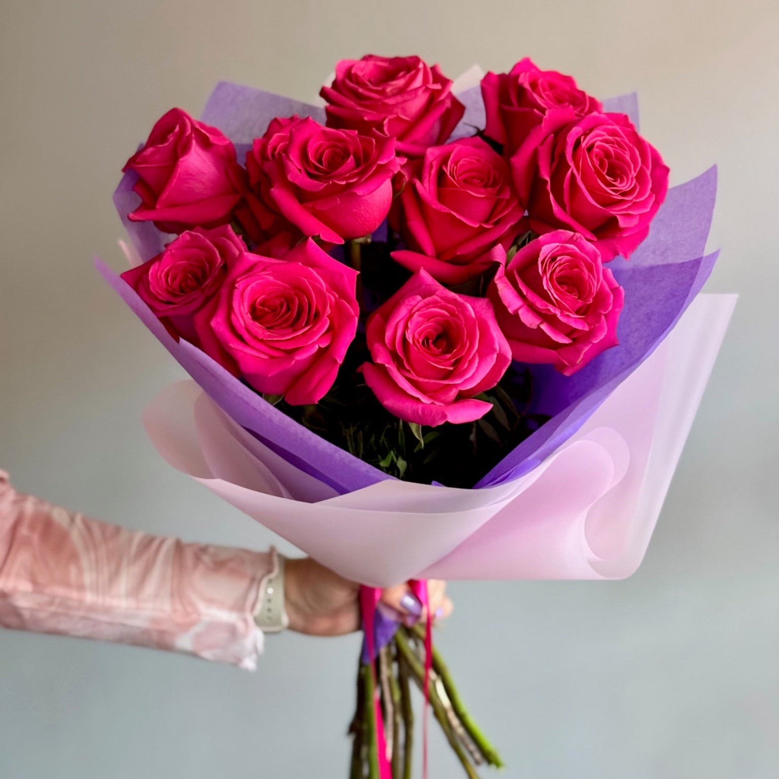 Buchet de flori cu trandafiri fucsia clasici