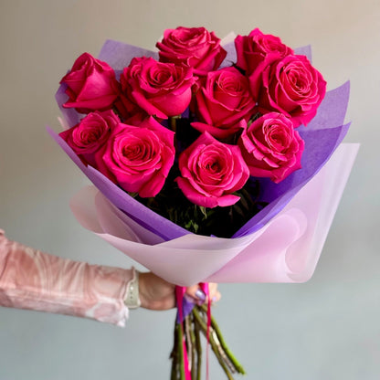 Buchet de flori cu trandafiri fucsia clasici