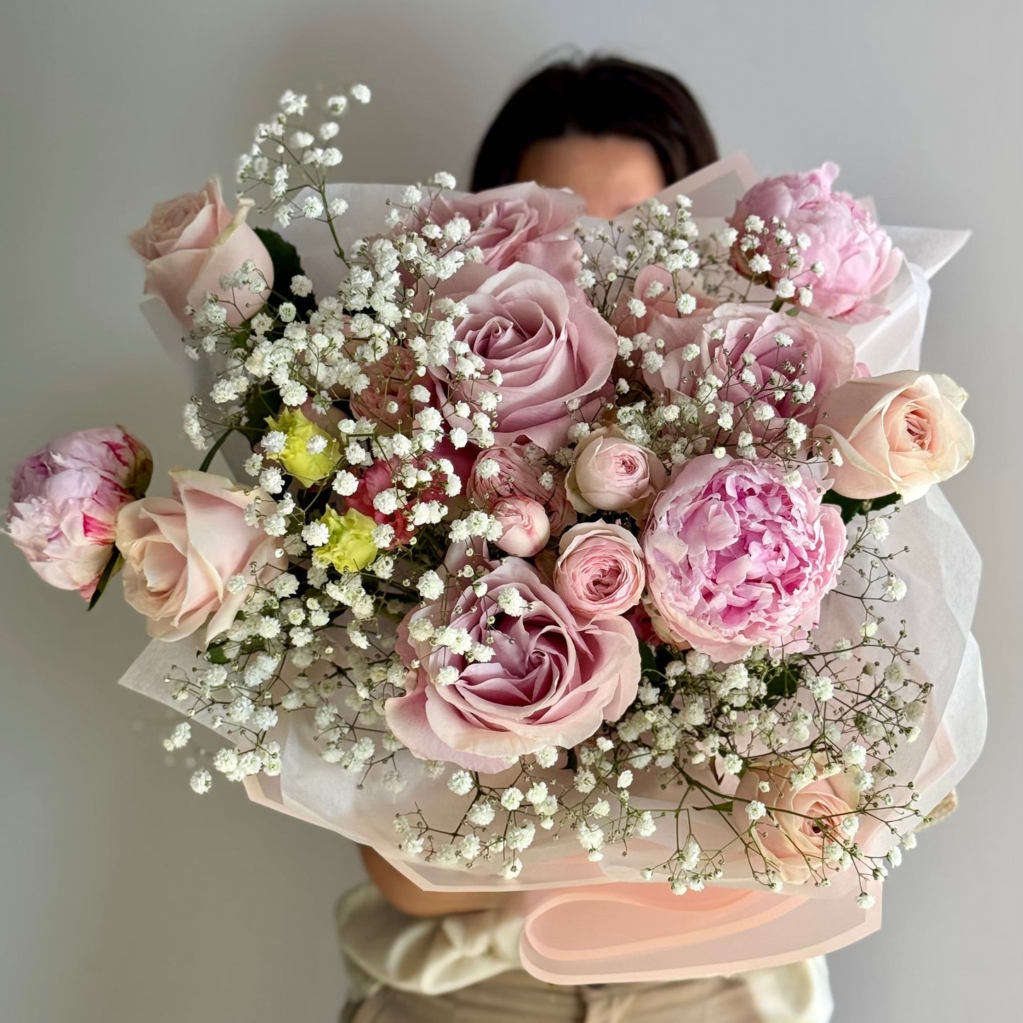 Buchet de flori cu trandafiri și lisianthus - Roses & More