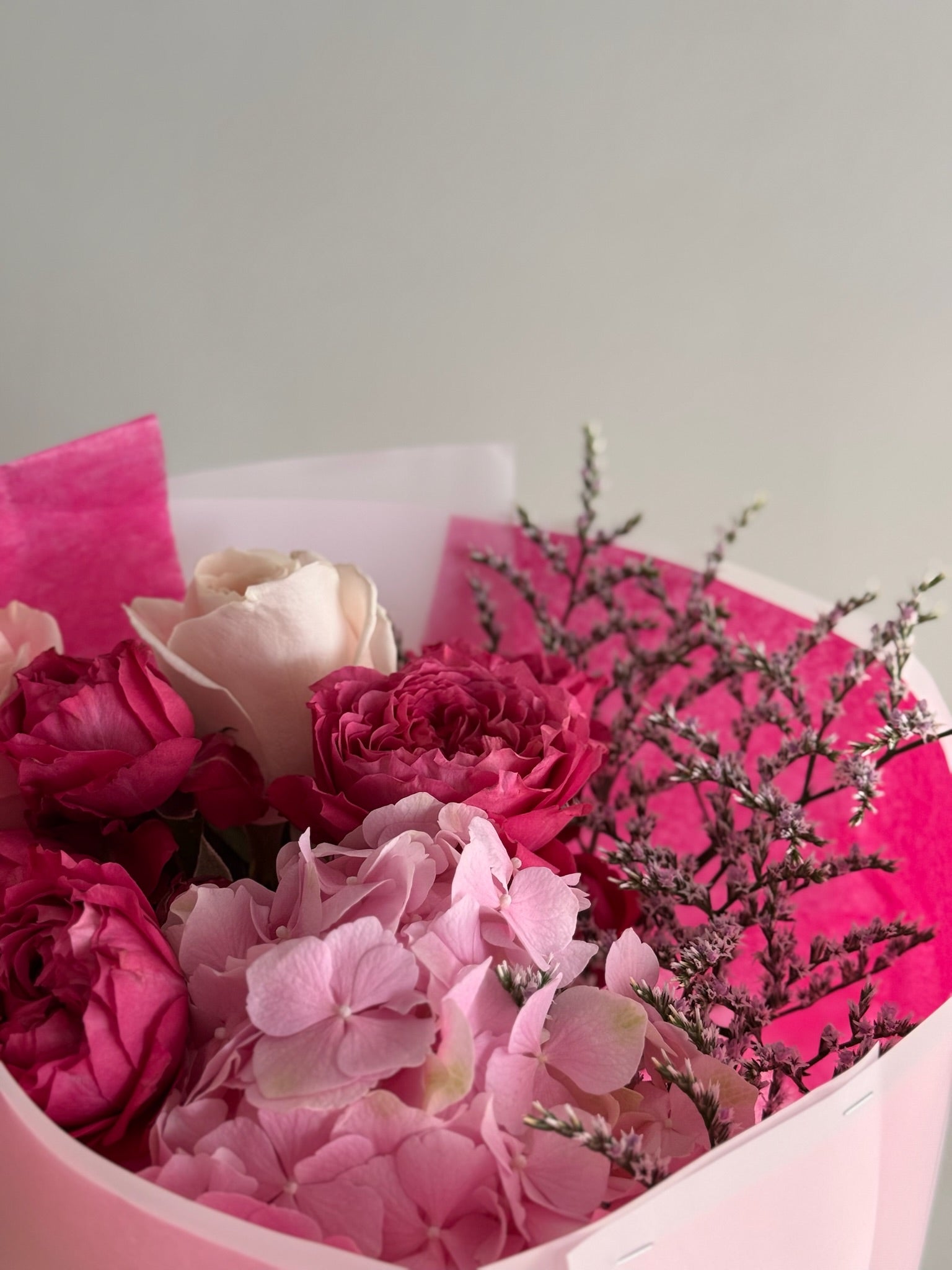 Buchet fucsia cu trandafiri - Roses & More