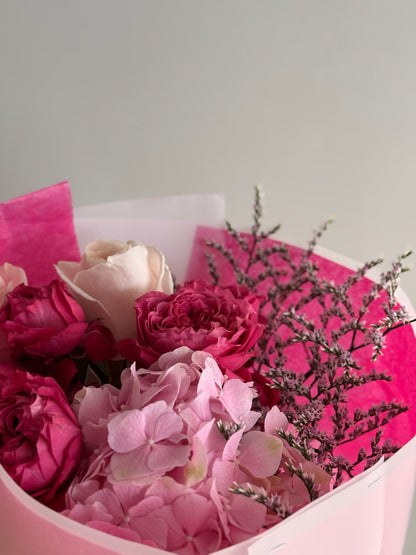 Buchet fucsia cu trandafiri - Roses & More