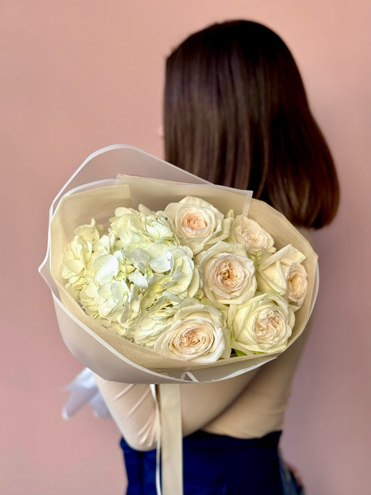 Buchet Frosted Bloom cu trandafiri parfumați White O’Hara și hortensie albă, Roses & More