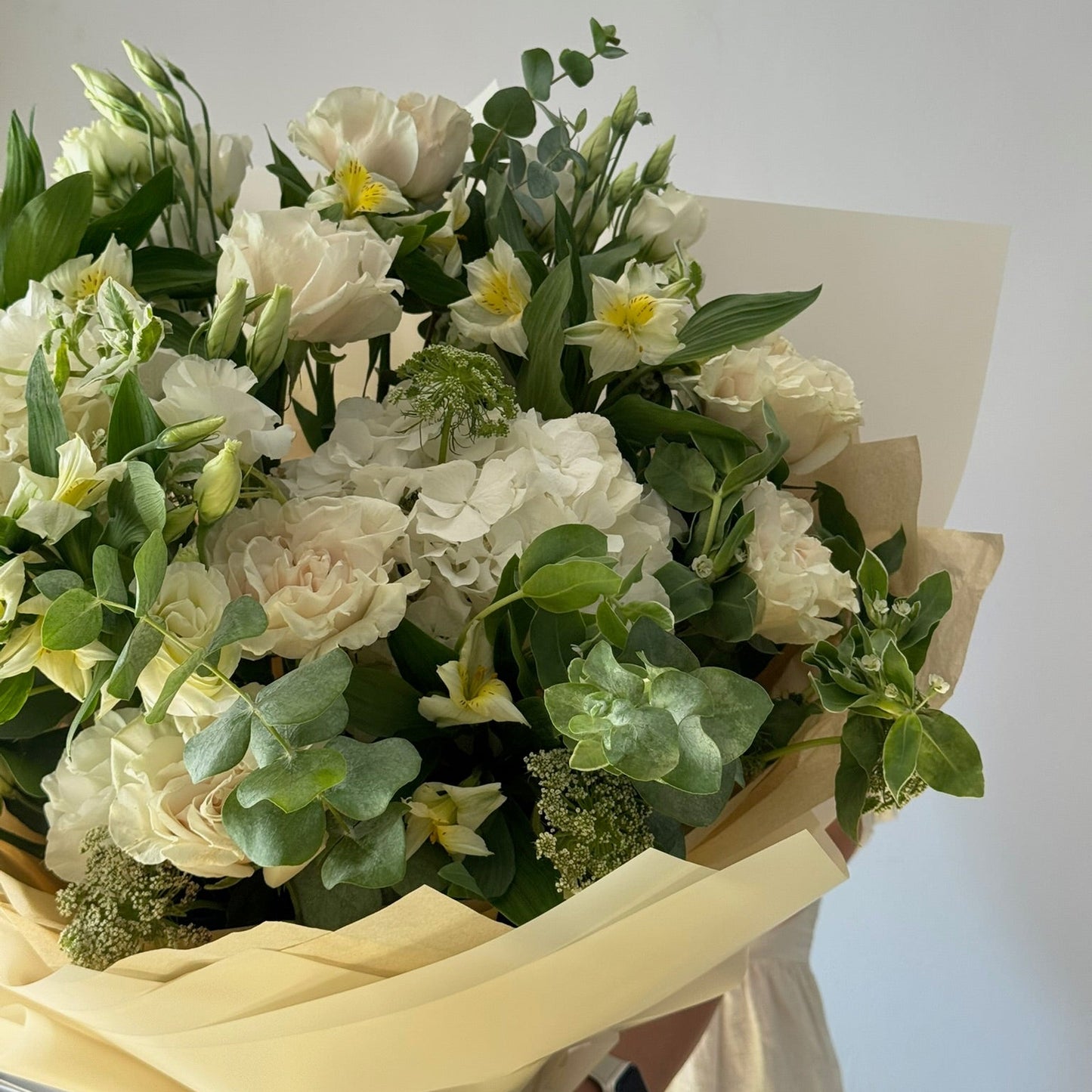 Buchet funerar elegant cu flori albe și verdeață