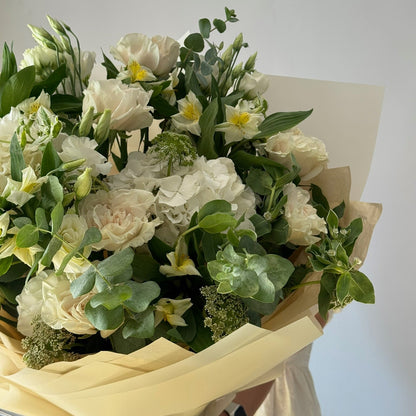 Buchet funerar elegant cu flori albe și verdeață