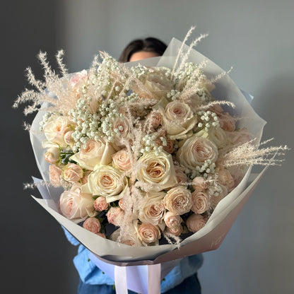 Buchet Garden Blush mare cu trandafiri de grădină albi și roz pal, gypsophila și pampas