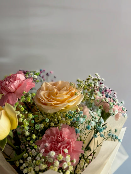 Detaliu buchet Happiness – flori parfumate în nuanțe vibrante și pasteluri jucăușe, Roses & More