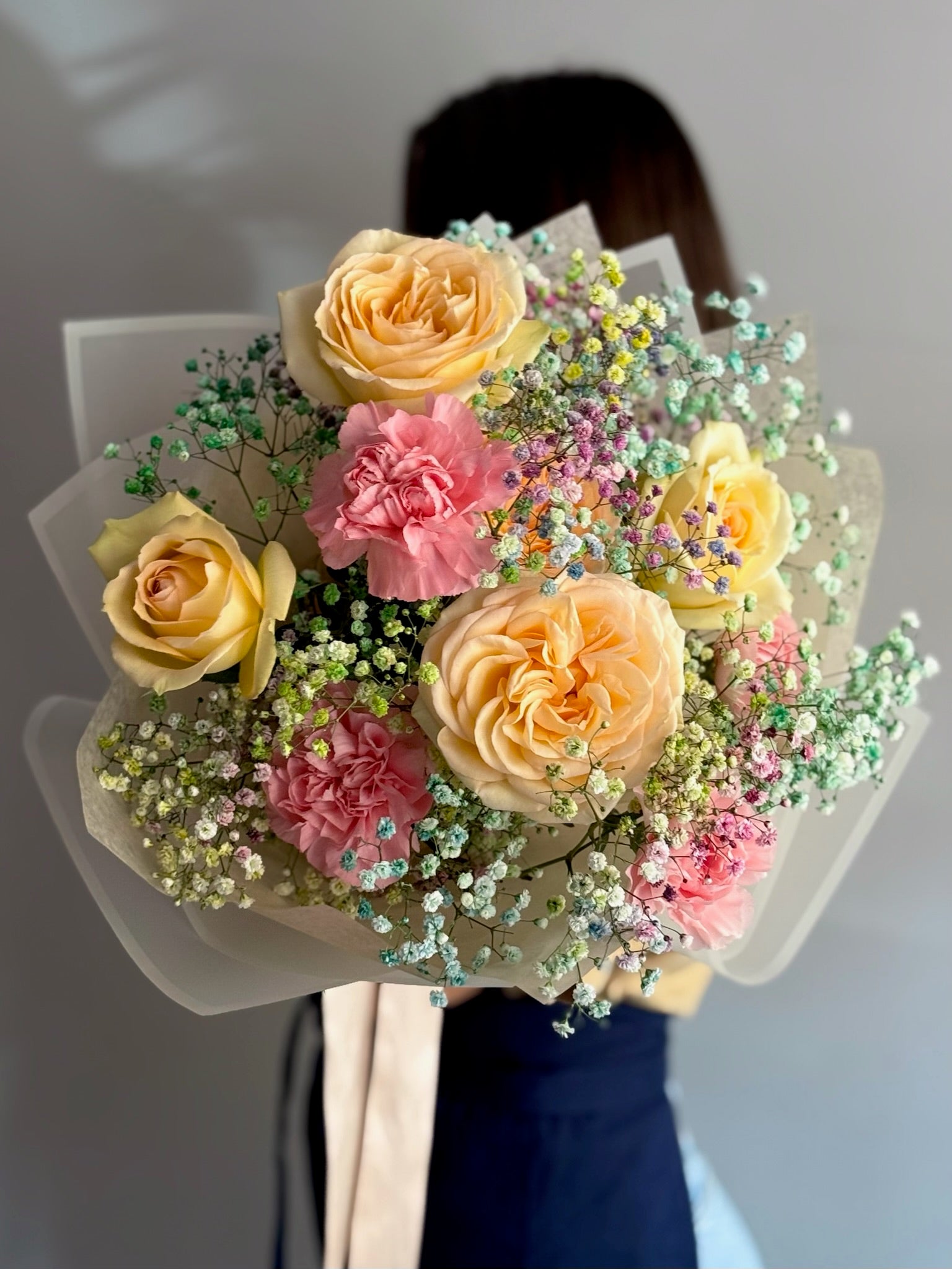 Buchet Happiness cu trandafiri Maya, garoafe roz ca bomboanele și gypsophila colorată, Roses & More