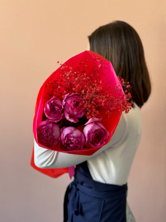 Buchet Heat of the Summer cu trandafiri Yves Piaget și gypsophila roșie uscată, Roses & More 