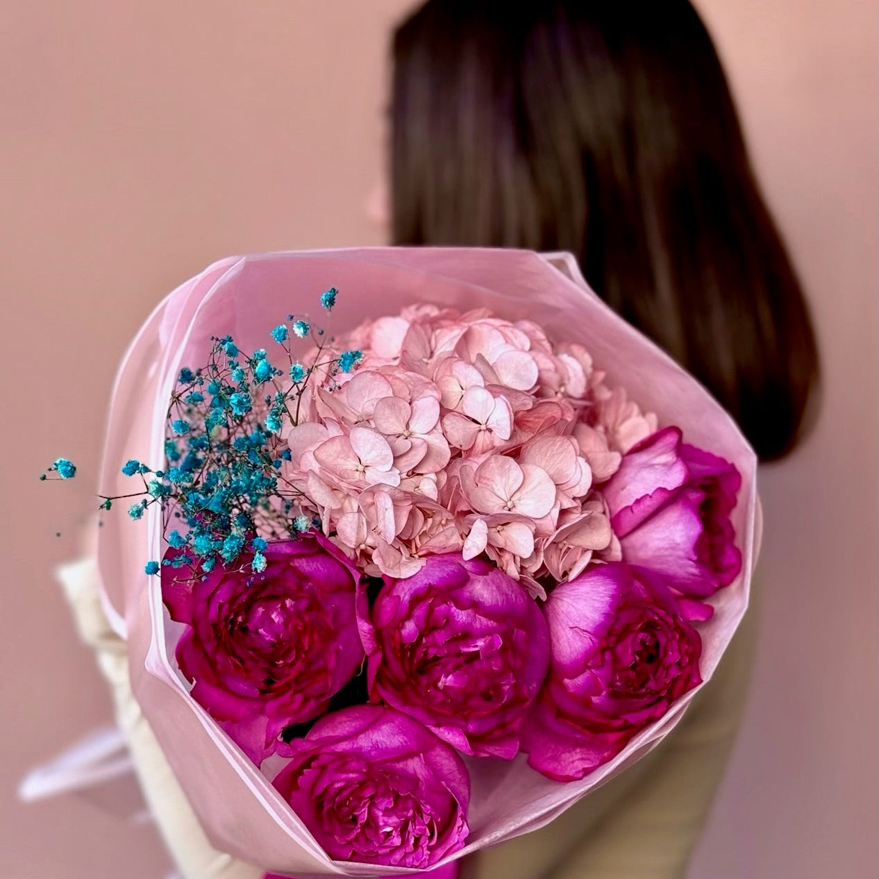 Buchet Heat Waves cu trandafiri Yves Piaget roz intens și hortensie de vară, Roses & More