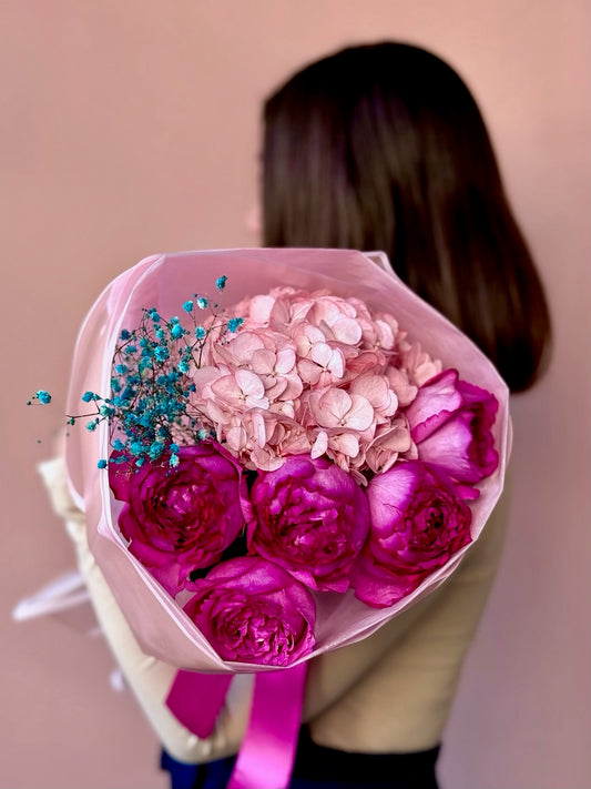 Buchet Heat Waves cu trandafiri Yves Piaget roz intens și hortensie de vară, Roses & More