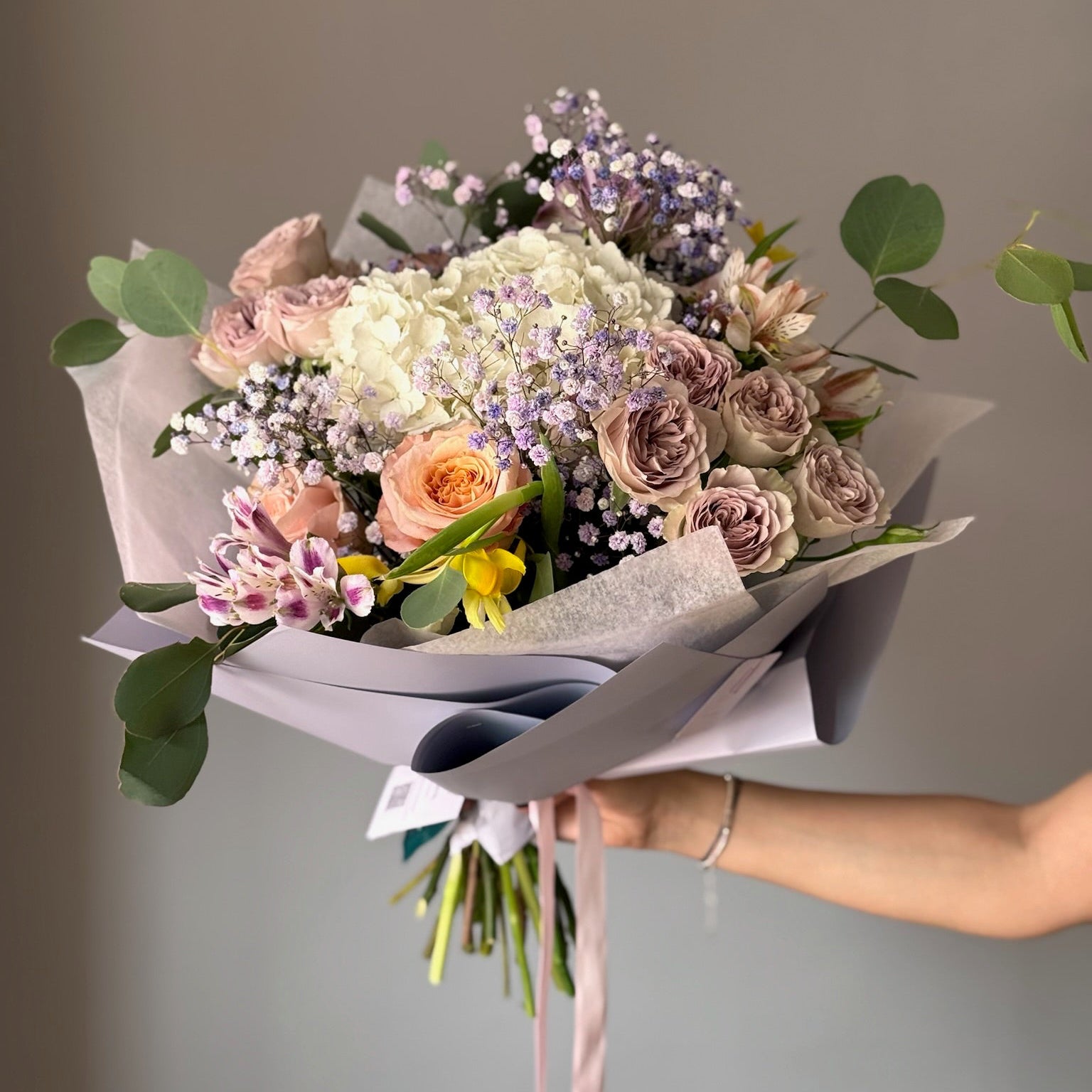 Buchet pastelat cu trandafiri, alstroemeria și hortensie în nuanțe delicate de lila, alb și peach