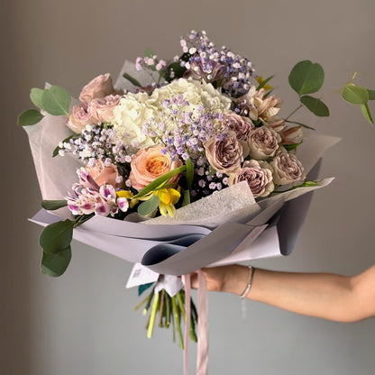 Buchet pastelat cu trandafiri, alstroemeria și hortensie în nuanțe delicate de lila, alb și peach