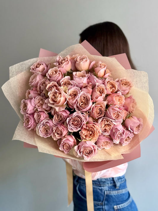 Buchet Loli Spray cu trandafiri roz cafeniu și ambalaj elegant, Roses & More