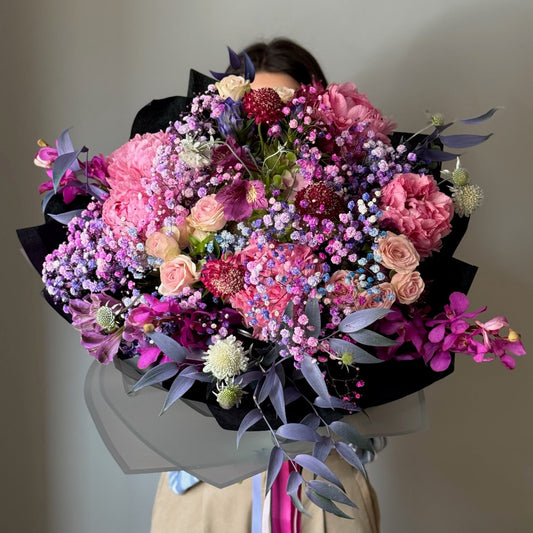 Buchet Midnight Bloom în nuanțe de roz, fucsia, mov, argintiu și negru