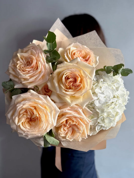 Buchet Milky Jade în nuanțe de alb cremos și verde mentolat, Roses & More