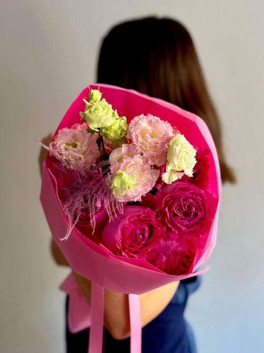 Buchet Missing Summer cu trandafiri Yves Piaget și lisianthus roz pastel, Roses & More