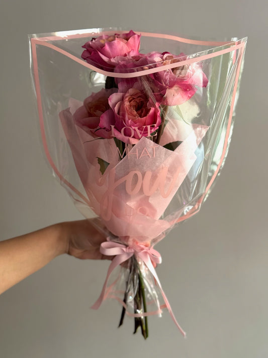 Buchet Miyabi Mini cu 5 trandafiri de grădină în nuanțe de fucsia, Roses & More