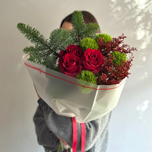 Buchet Mountain Adventures cu trandafiri roșii, brad și garoafe verzi pufoase