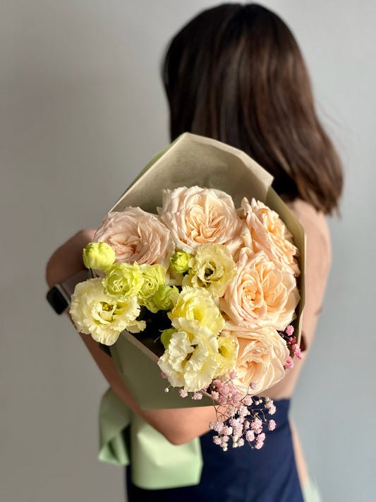 Buchet Natural Beauty cu trandafiri Maya crem și lisianthus alb delicat, Roses & More