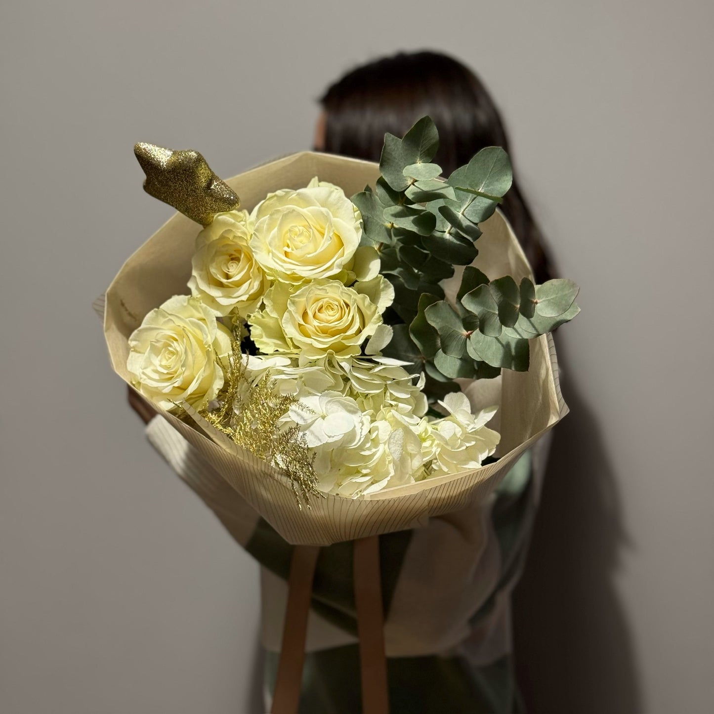 Buchet New Year’s Eve cu trandafiri albi, hortensie, eucalipt și glob steluță