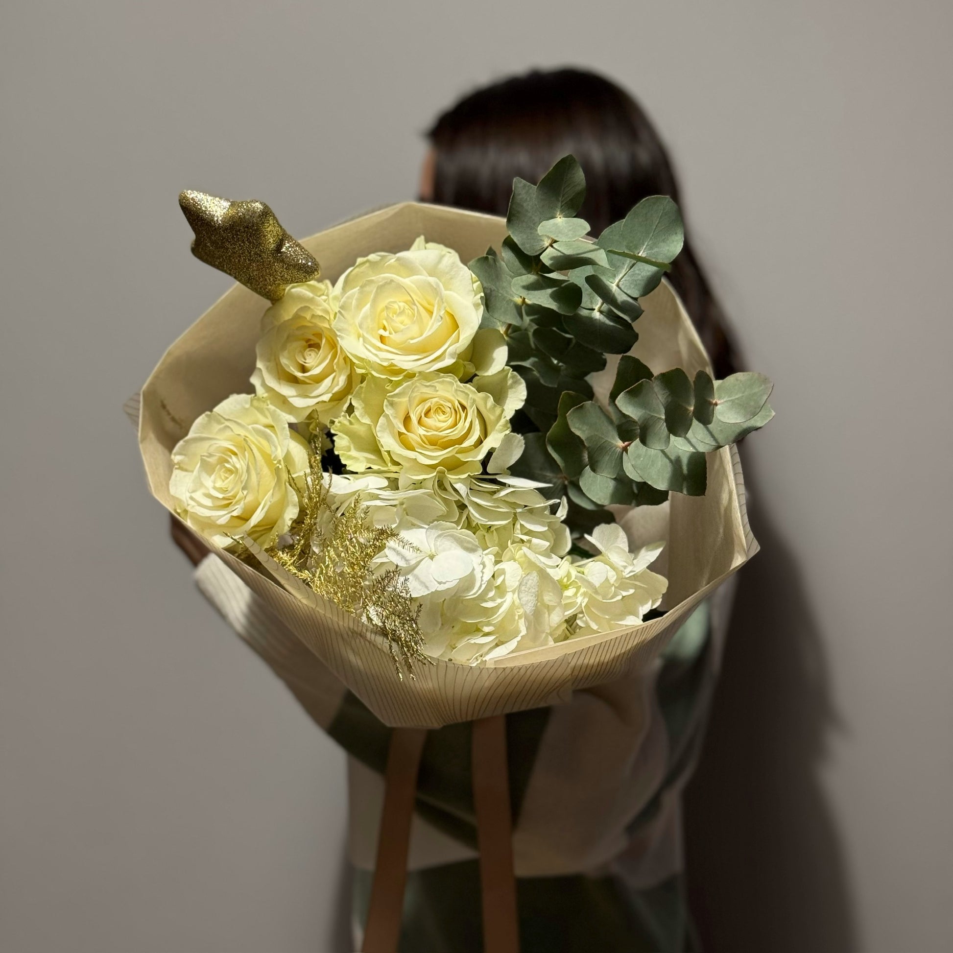 Buchet New Year’s Eve cu trandafiri albi, hortensie, eucalipt și glob steluță