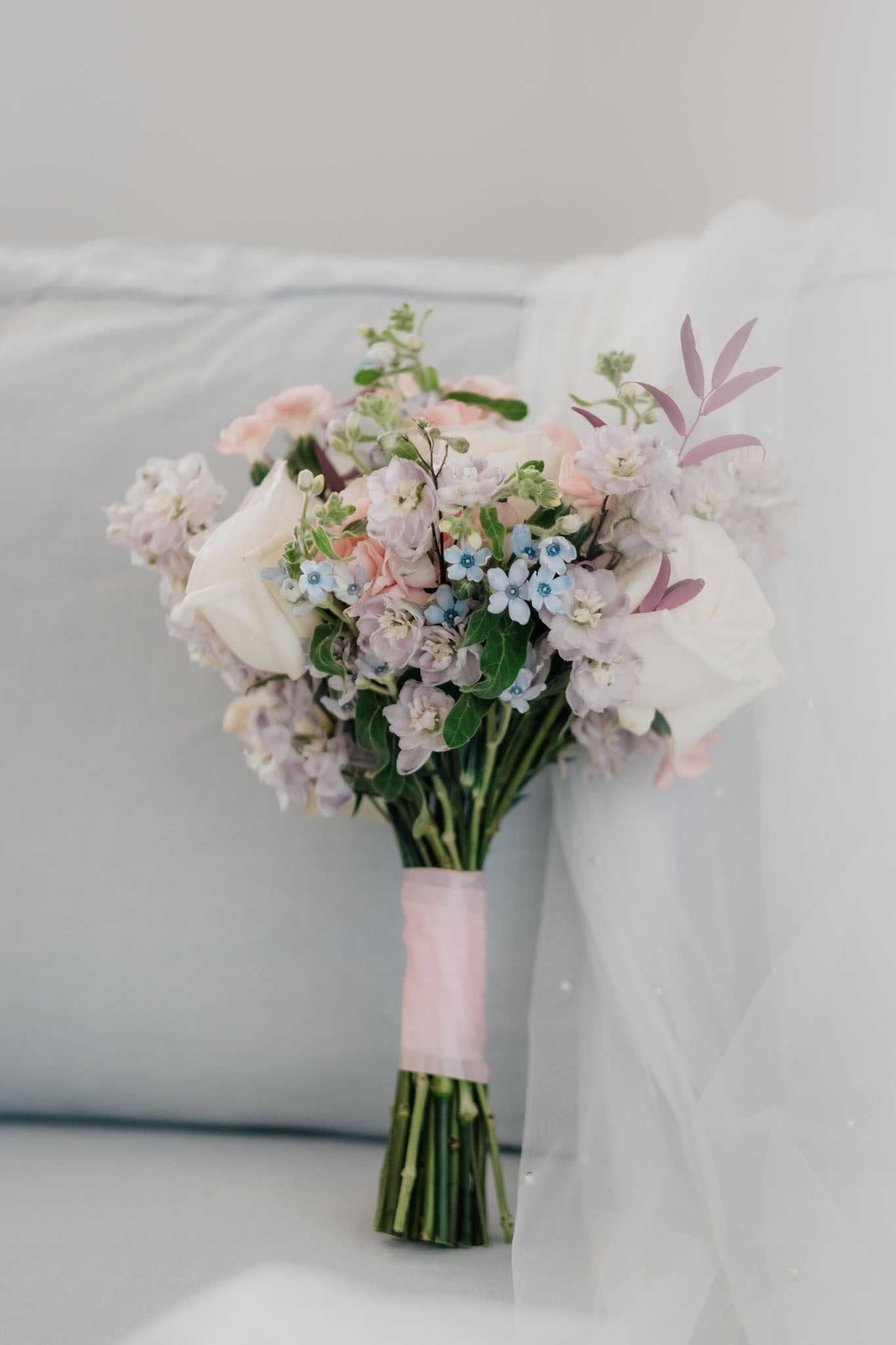 Buchet de mireasă cu delphinium mov