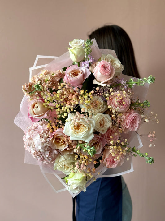 Buchet Pastel Harmony cu flori pastelate și trandafiri de grădină, Roses & More