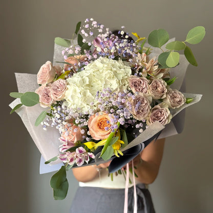 Buchet Peach Lilac Dream cu trandafiri, alstroemeria și hortensie în nuanțe de lila, alb și peach