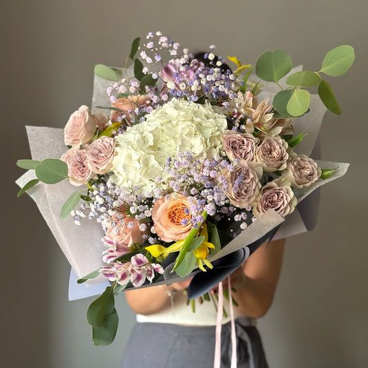 Buchet Peach Lilac Dream cu trandafiri, alstroemeria și hortensie în nuanțe de lila, alb și peach