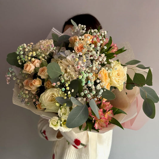Buchet Peach Mix cu trandafiri, hortensie și eucalipt în nuanțe delicate de peach