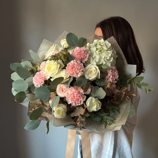 Buchet Pieces of Blossom cu trandafiri albi, garoafe roz și eucalipt