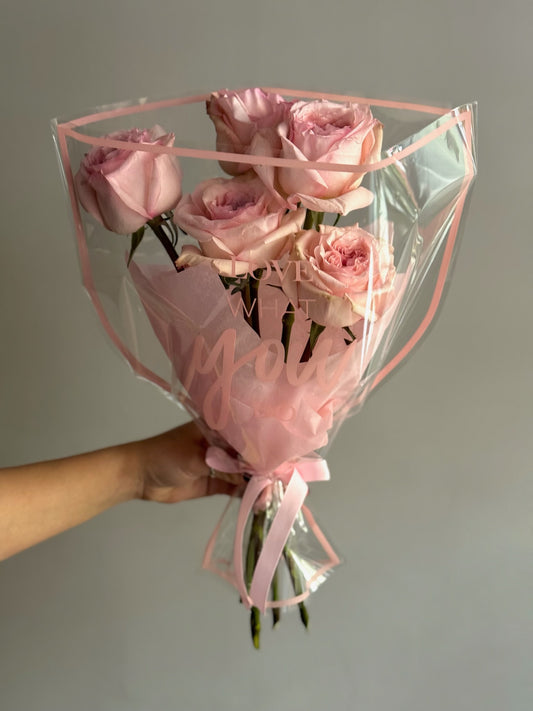 Buchet Pink O’Hara Mini – 5 trandafiri de grădină în ambalaj elegant, Roses & More