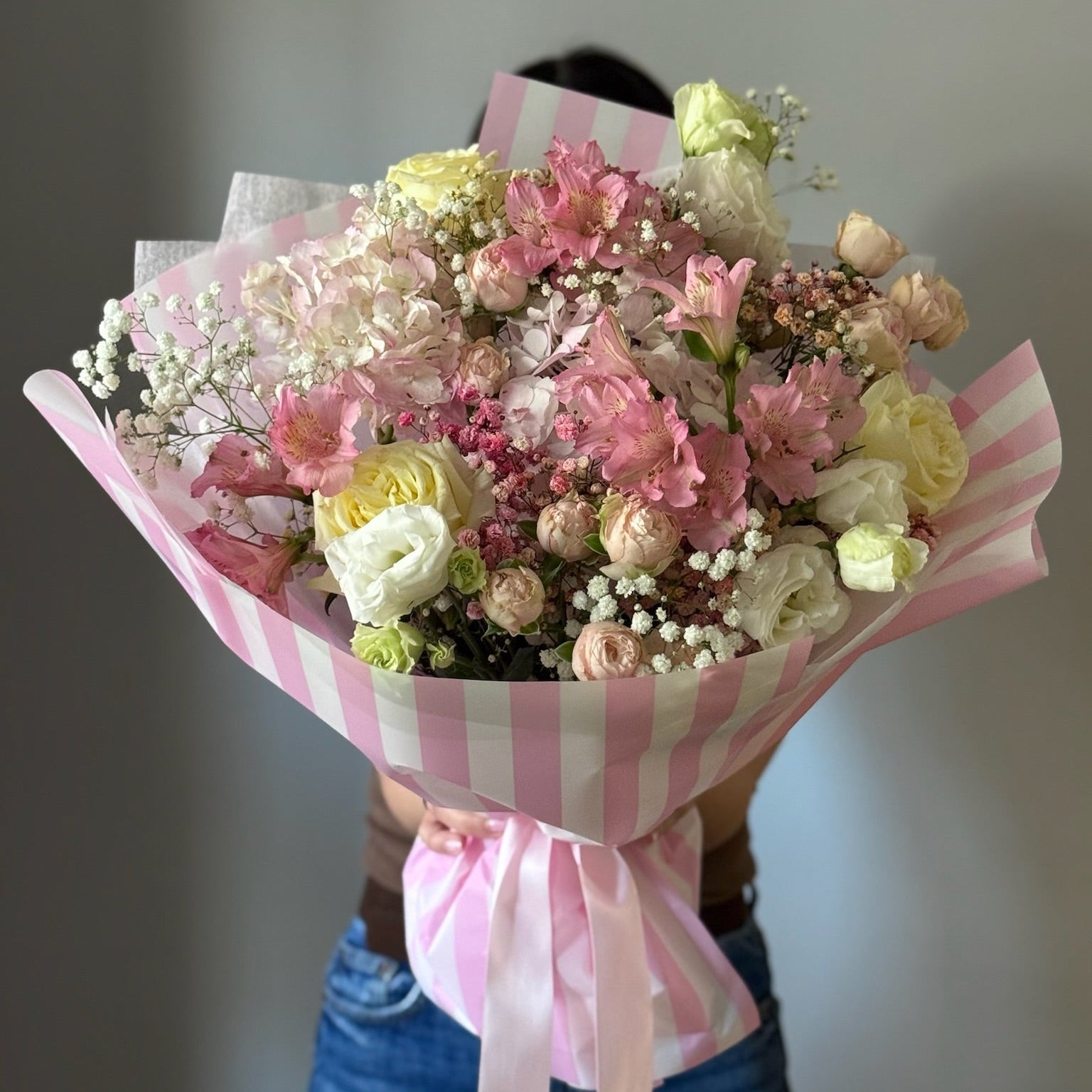 Buchet Pink Stripe Love cu trandafiri și hortensie albe și roz, ambalat în hârtie roz cu dungi
