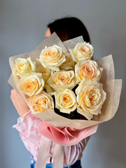 Buchet Princess Maya cu trandafiri de grădină parfumați alb-portocalii, Roses & More