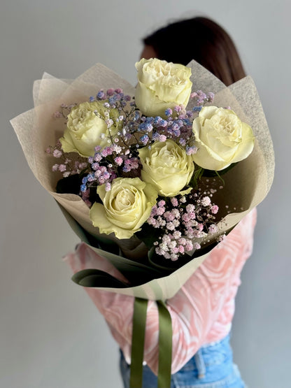 Buchet R&M White cu trandafiri albi Playa Blanca și gypsophila, Roses & More