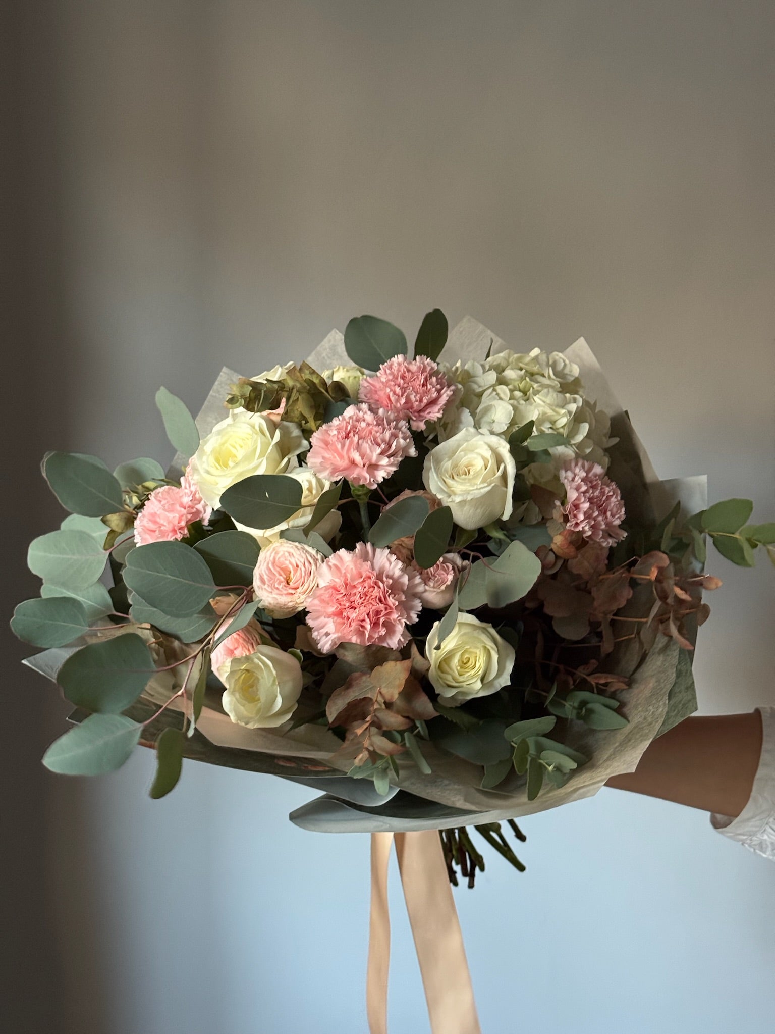 Buchet romantic cu garoafe pufoase roz, trandafiri spray și eucalipt