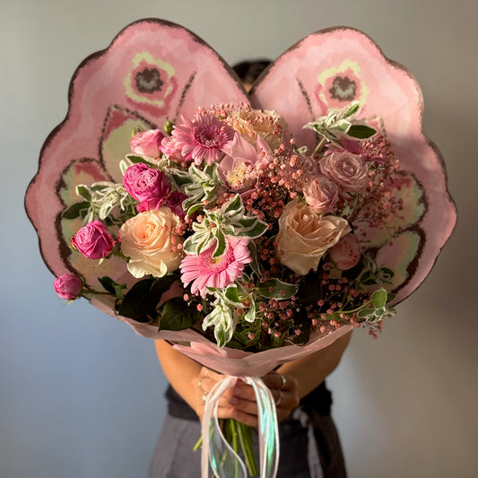 Buchet în formă de fluture cu trandafiri, gerbera și flori roz