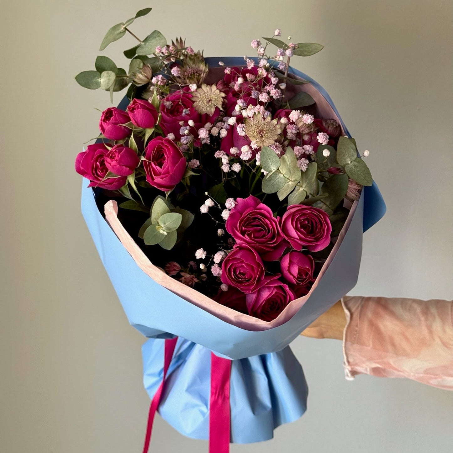 Buchet rotund cu trandafiri fucsia si verdeata