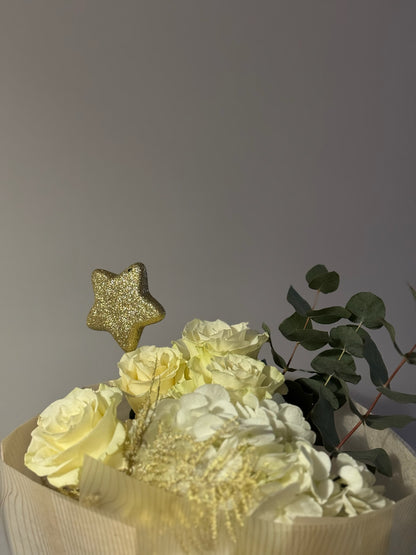 Buchet rotund elegant pentru Revelion cu trandafiri albi și eucalipt