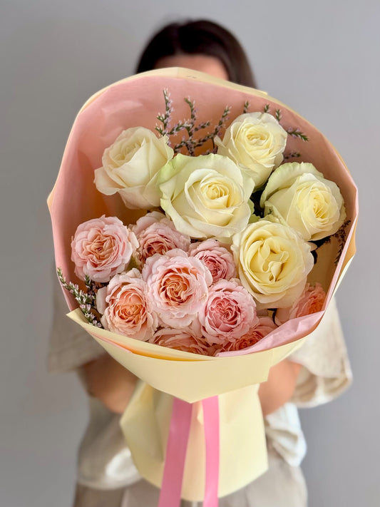 Buchet de flori rotund cu trandafiri albi și roz - Roses & More