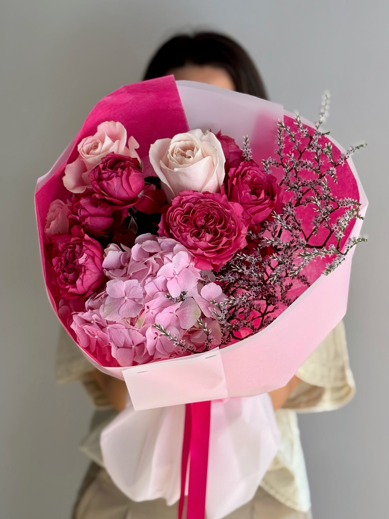 Buchet de flori ambalat rotund cu trandafiri roz - Roses & More