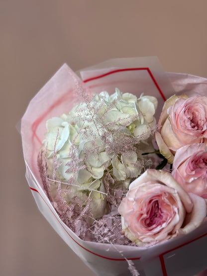 Detaliu buchet Rosé Glow – trandafiri parfumați și hortensie catifelată, Roses & More