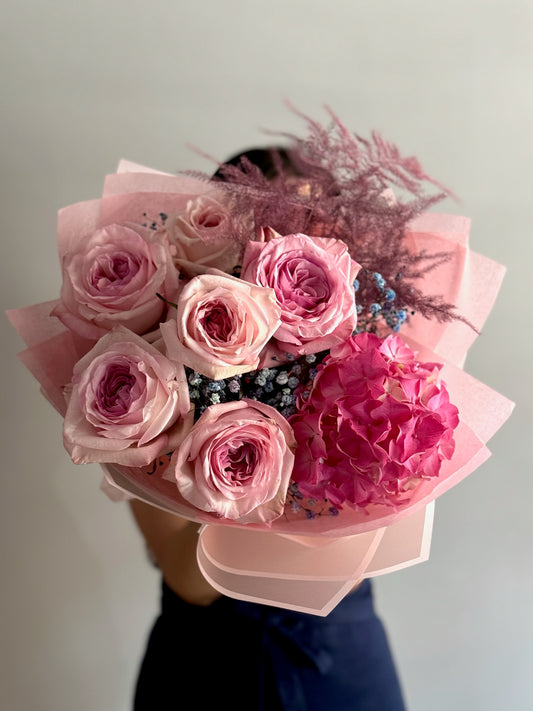 Buchet sofisticat Ruby – trandafiri parfumați și hortensie în tonuri roz pudrat, Roses & More