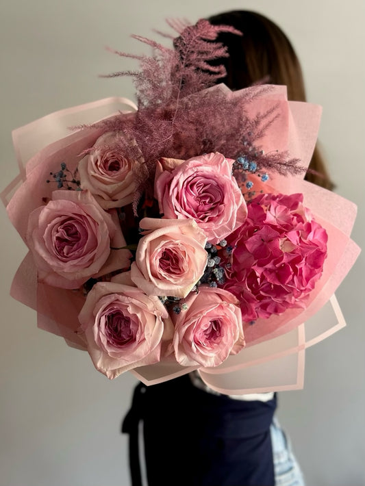 Buchet Ruby cu trandafiri Pink O’Hara și hortensie roz – elegant și parfumat, Roses & More