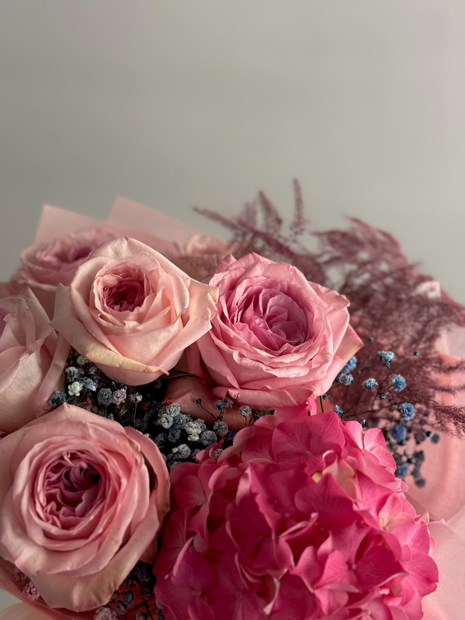 Detaliu flori buchet Ruby – trandafiri de grădină și hortensie pastelată, Roses & More