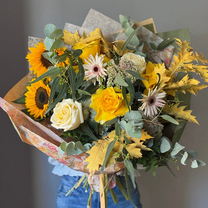 Buchet de toamnă cu trandafiri, floarea soarelui, gerbera și eucalipt