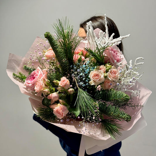 Buchet Snow Angel cu trandafiri roz, mix de conifere și crenguțe cu zăpadă