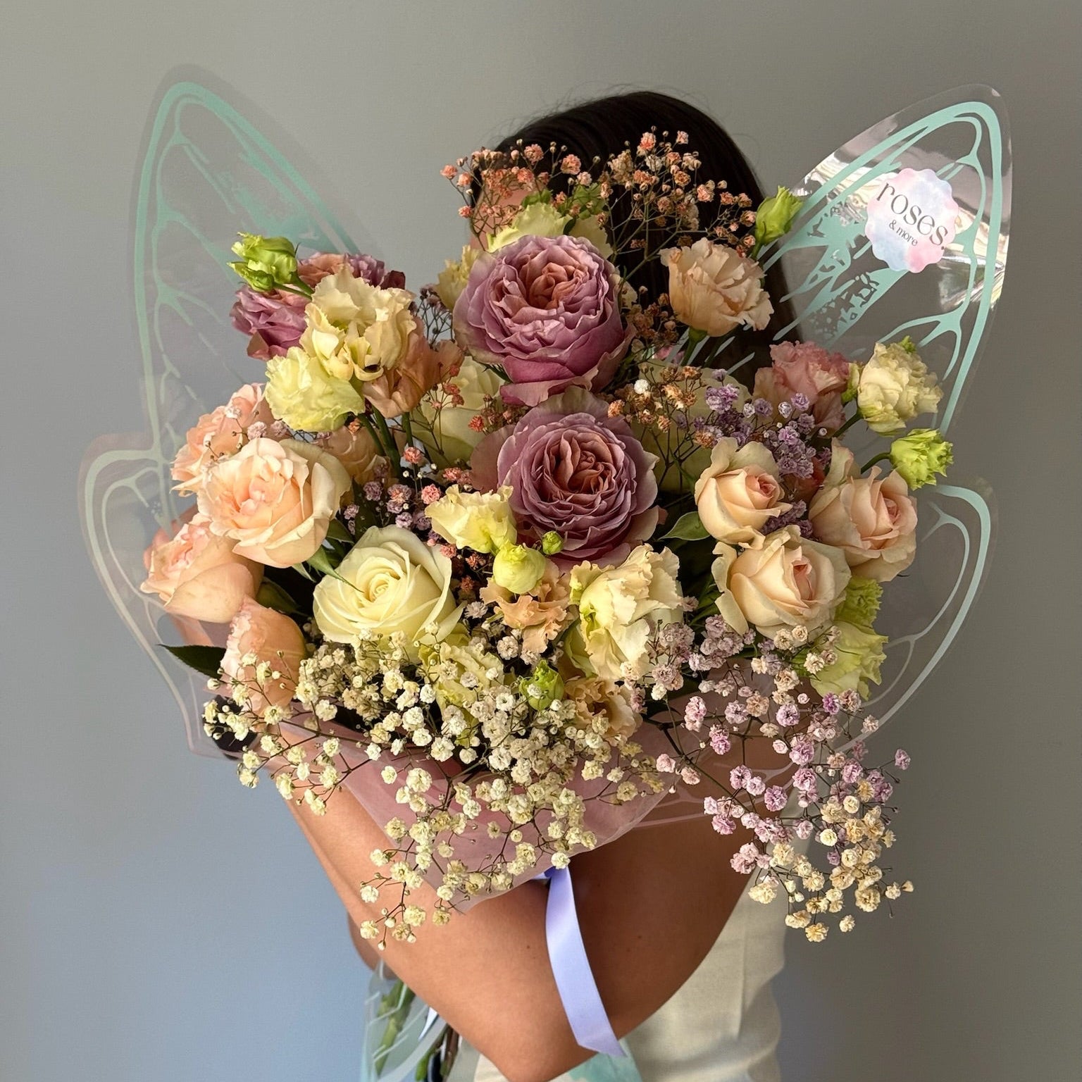 Buchet de flori in forma de fluture cu culori nude