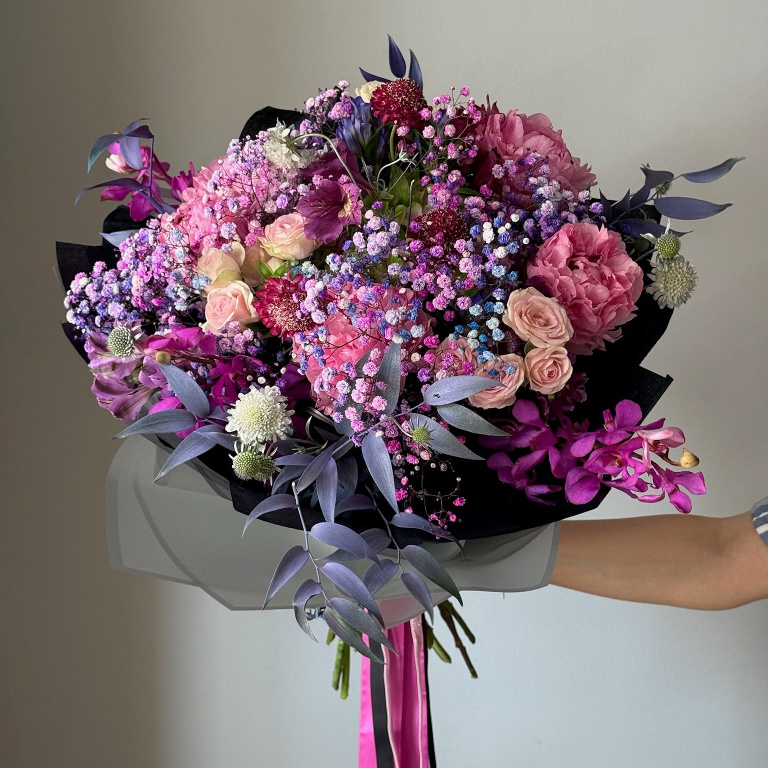 Buchet statement cu flori în nuanțe de fucsia, mov, roz și accente argintii
