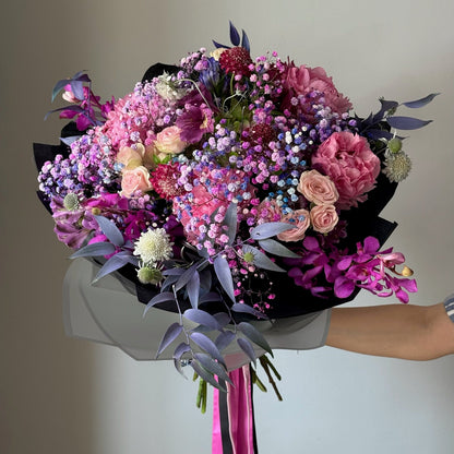 Buchet statement cu flori în nuanțe de fucsia, mov, roz și accente argintii